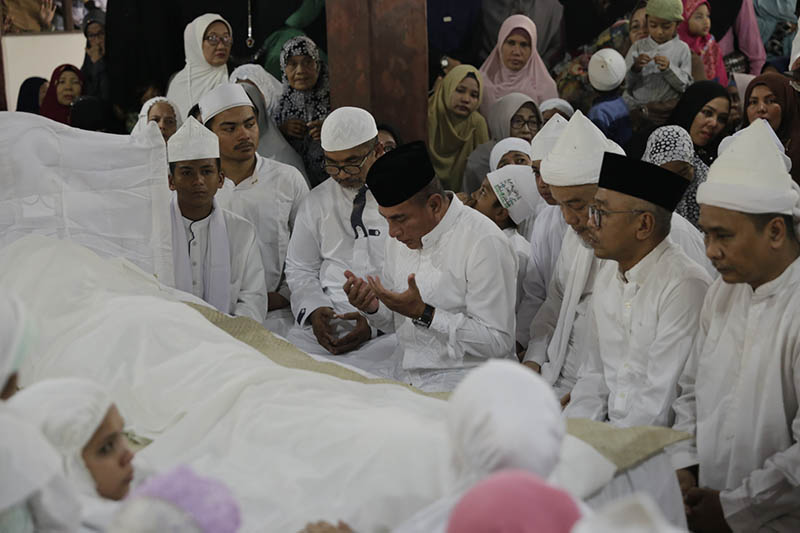 bersama-ribuan-jemaah-gubernur-salatkan-dan-hantarkan-jenazah-tuan-guru-besilam-ke-pemakaman-2