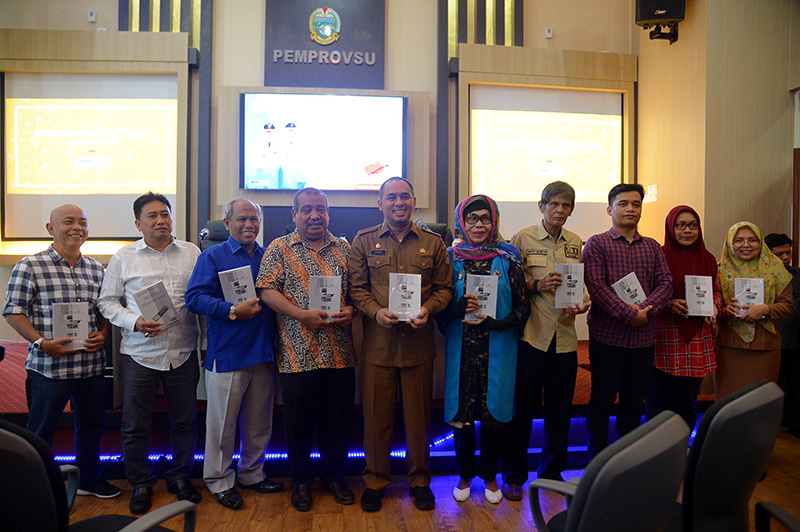 biro-humas-dan-keprotokolan-sumut-luncurkan-buku-bunga-rampai-pers-sumut-dari-zaman-kolonial-hingga-milenial-4