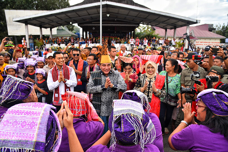 festival-danau-toba-1-024-orang-pakai-bulang-sulappei-pecahkan-rekor-muri-3