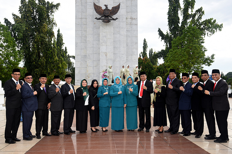 foto-bersama_-upacara-hari-ibu-nasional-di-tm-pahlawan2