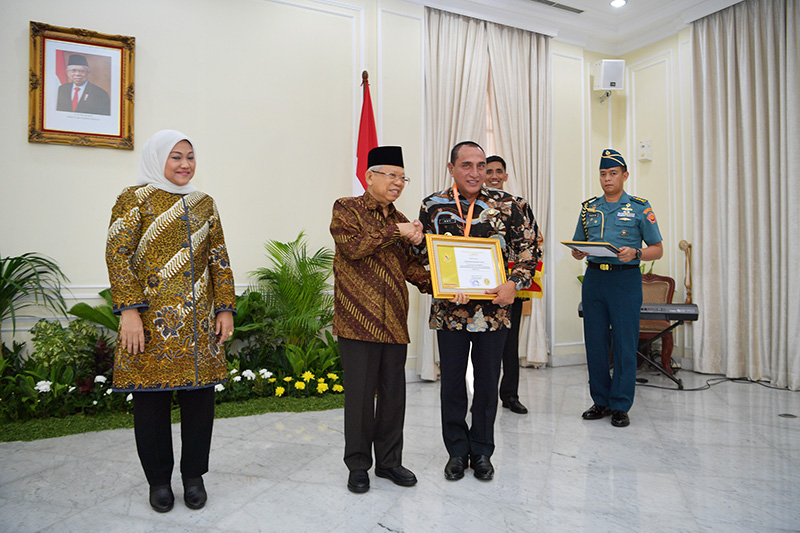 gubernur-sumut-terima-pramakarya-award-2019-1