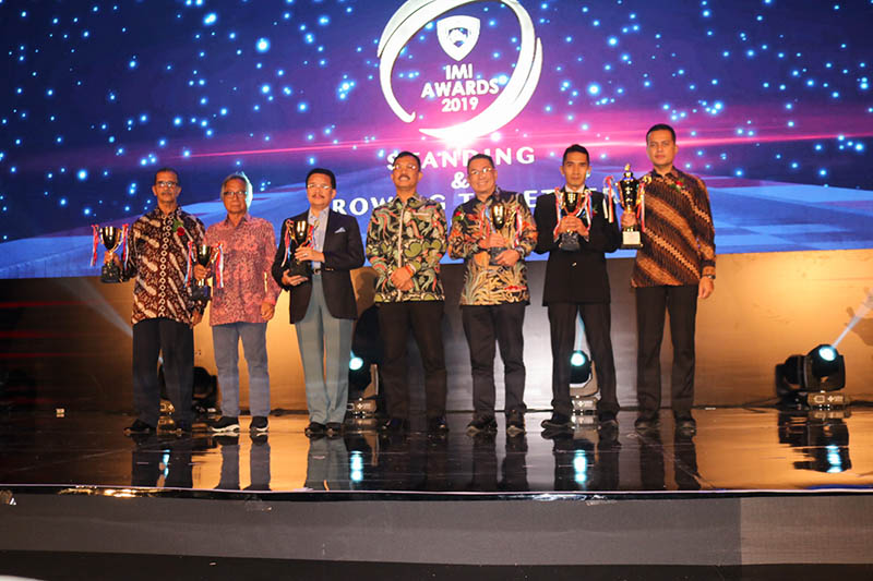 terima-imi-lifetime-achievment-awards-2019-wagub-harapkan-wrc-kembali-digelar-di-sumut-3