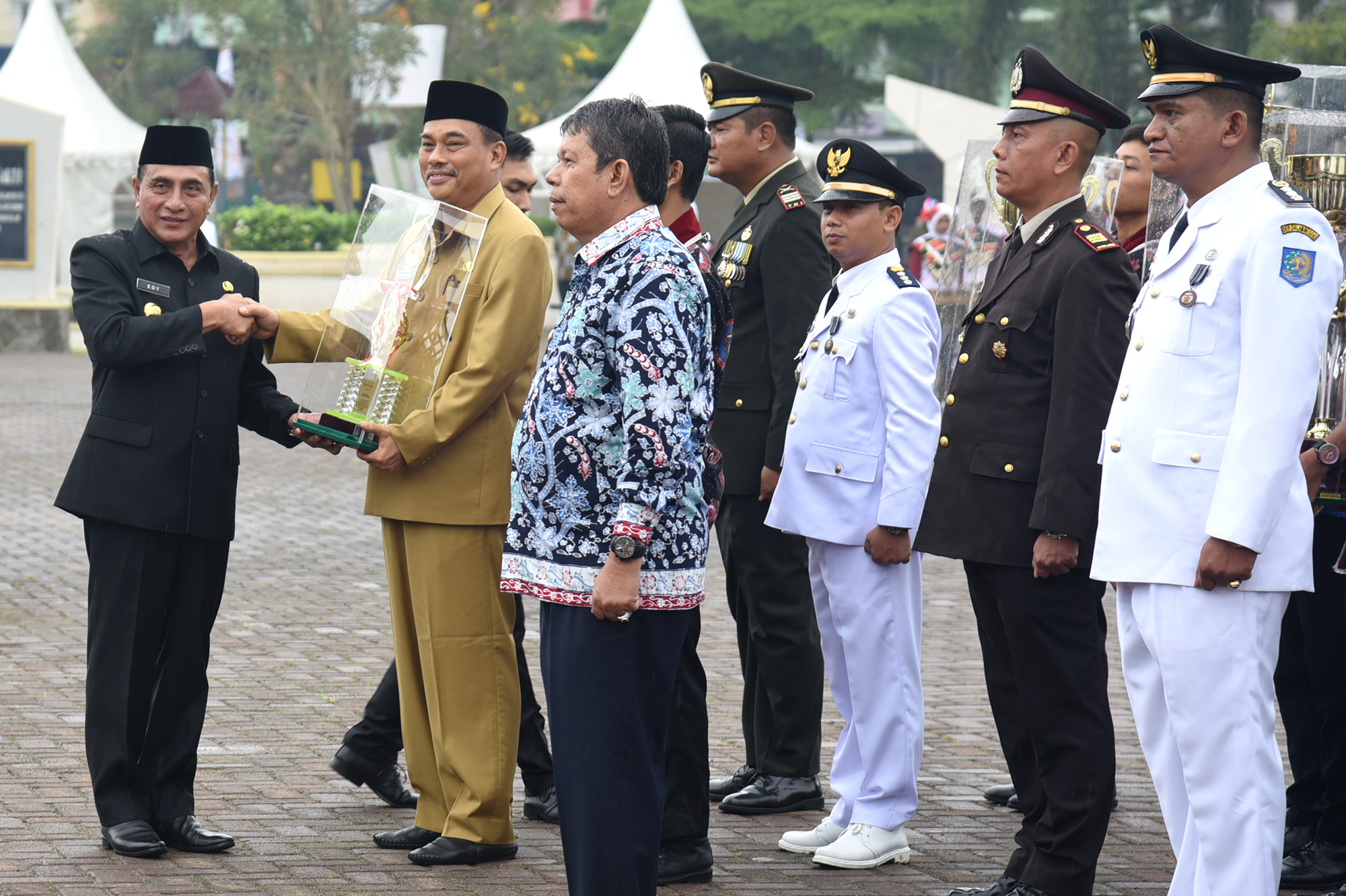 penyerahan-piala-kepada-walikota-tebing