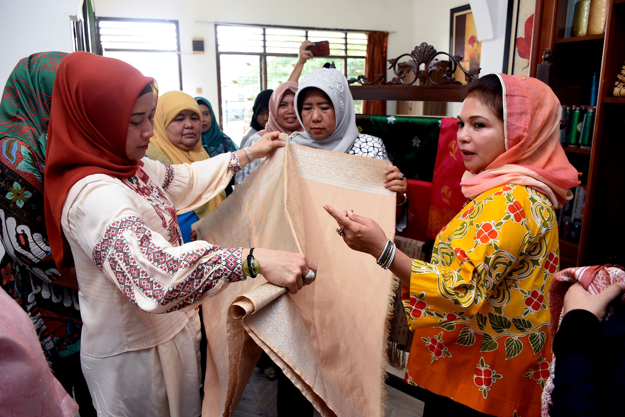 sri-ayu-mihari-buka-pelatihan-tenun-songket-melayu-5