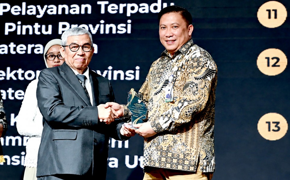 21-kadis_kominfo_terima_penghargaan_ki_award_2026_2_jpg_1
